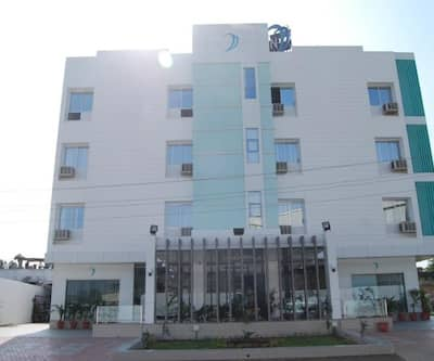 https://imgcld.yatra.com/ytimages/image/upload/t_hotel_yatra_city_desktop/v1435092689/Domestic Hotels/Hotel_Ankleshwar/The Horizon Hotel/Overview1.jpg